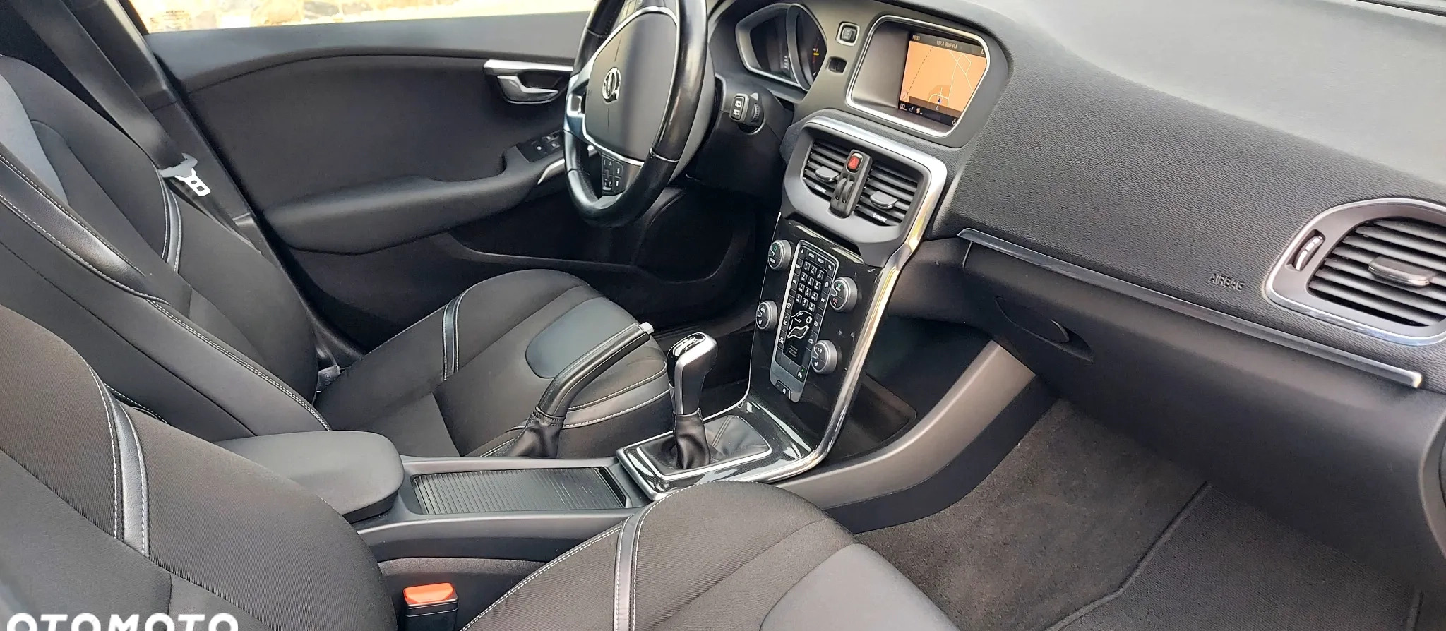 Volvo V40 cena 57300 przebieg: 153000, rok produkcji 2017 z Lubawa małe 67